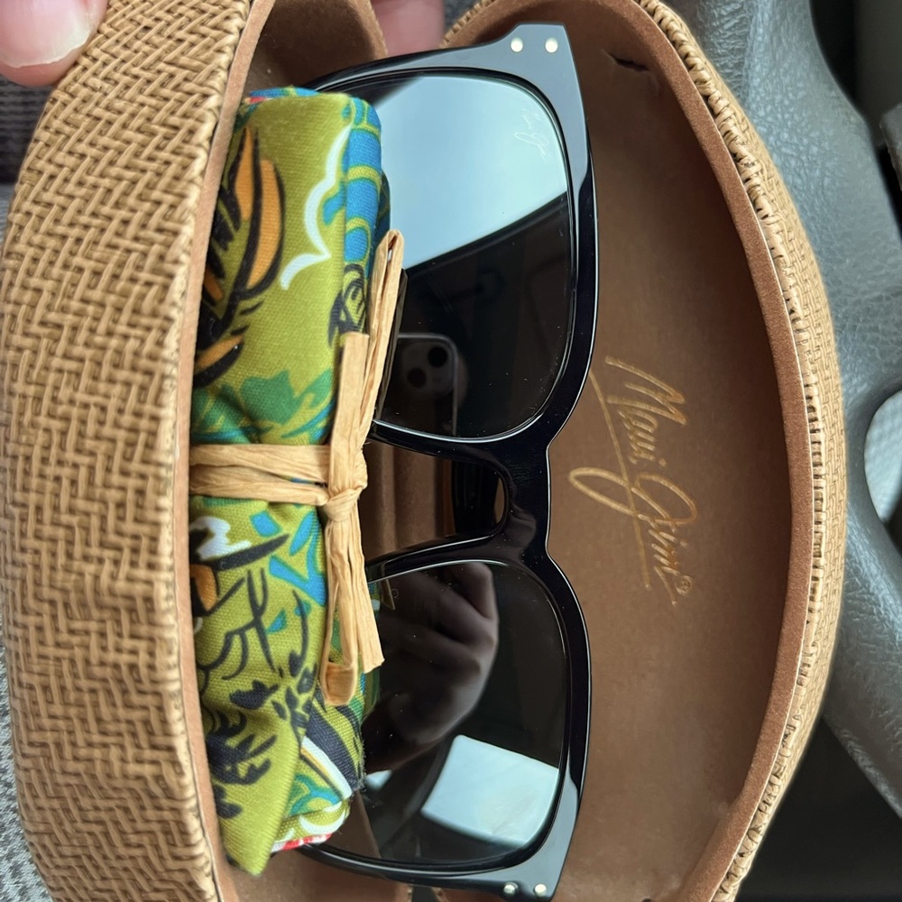 Black Maui Jim black sun glasses.